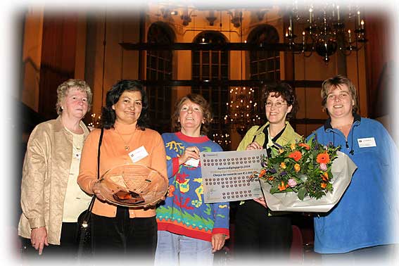 5 vrijwilligsters in de bloemetjes gezet